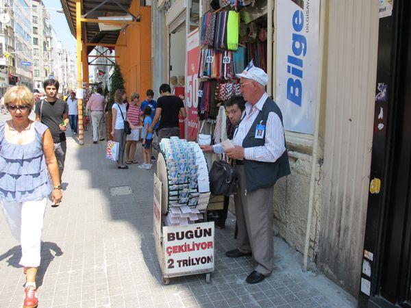 伊斯坦堡街頭的彩票攤販