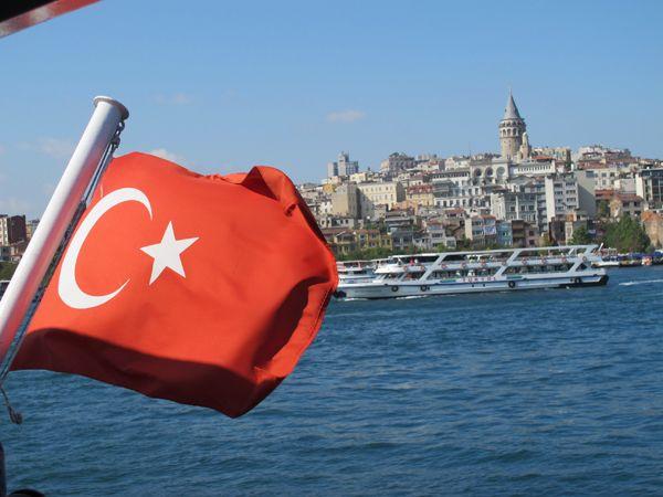 伊斯坦堡觀光船上飄揚的土耳其國旗