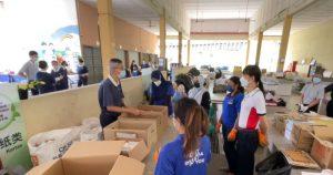 馬來西亞證券交易所職員到慈濟環保站，學習回收的細節（圖：大愛電視影片）