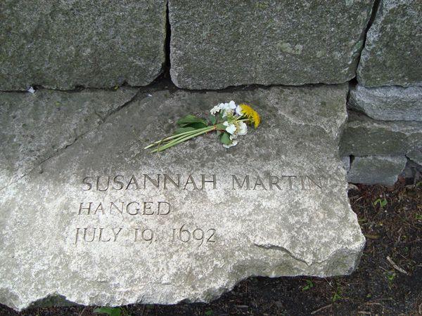 石碑上刻著受害者的名字、判刑和行刑日期