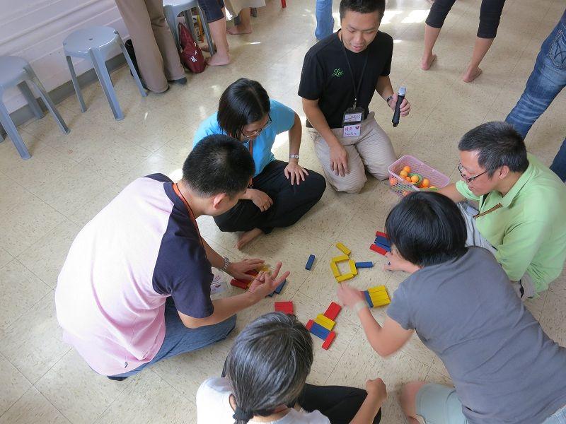 在讓同伴快樂的環節，同學們要一起完成團隊任務，一起面對和解決困難。