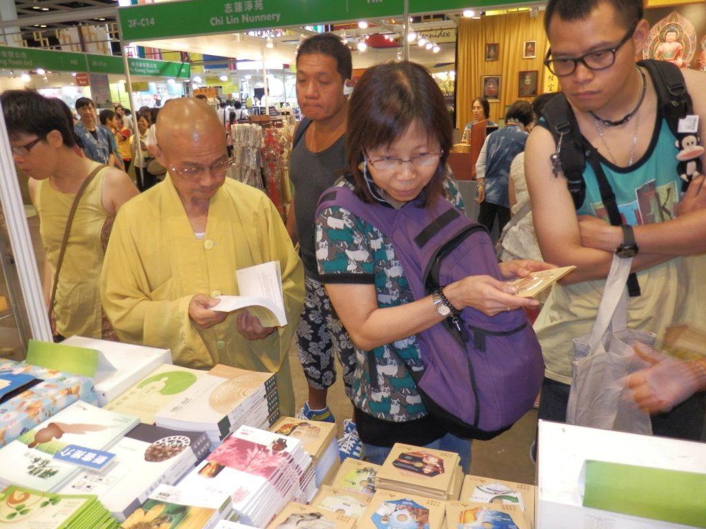 智鴻法師(左二)欣賞東蓮覺苑、佛門網的出版物