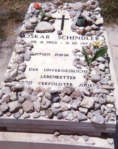 舒特拉之墓。堆放小石是猶太人的悼念方式。