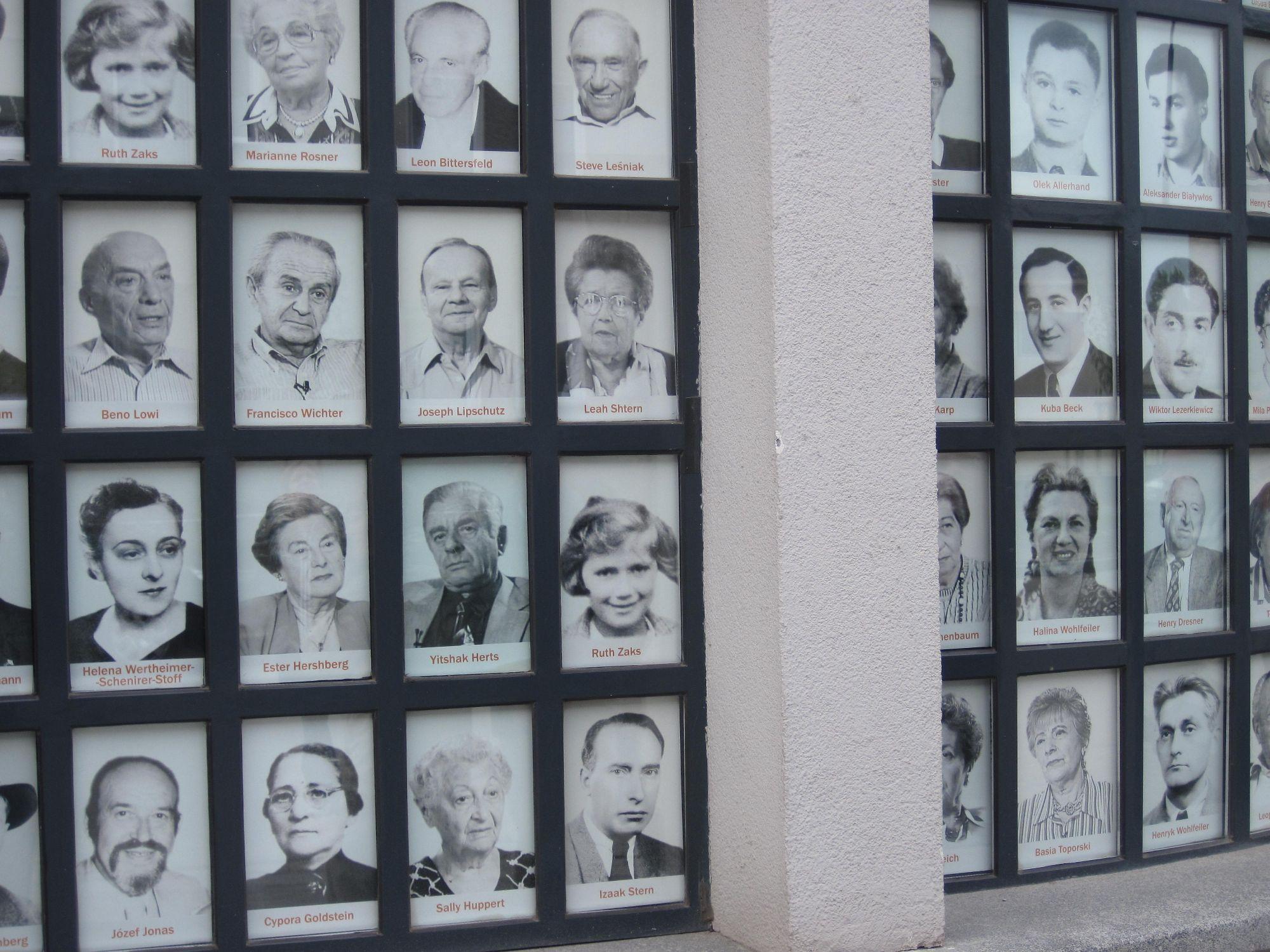 舒特拉工廠的紀念博物館內，展示了賴以獲救的猶太工人及其親眷的照片。