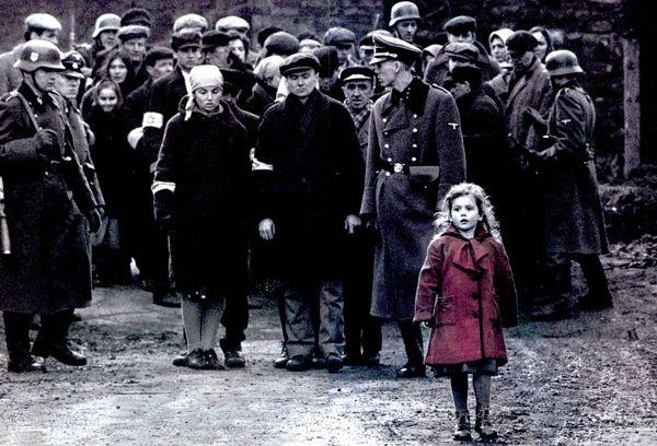 《舒特拉的名單》以黑白拍攝凸顯歷史感，但片中遭屠殺的小女孩卻以紅衣出現，充滿寓意。