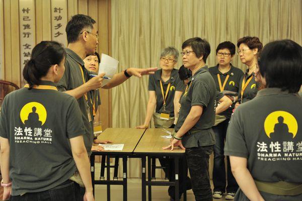 放下一切「我執」,服從安排,在「法性平等」的旗幟下,發揚「同體大悲」之精神