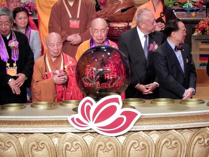 水晶球顯示出「和諧世界‧同願同行」
