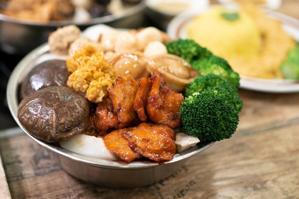 迷你素盆菜跟足傳統做法，只是不含葷肉，改以素鮑魚、素叉燒、素丸、素鵝代替，其餘均為天然蔬食。