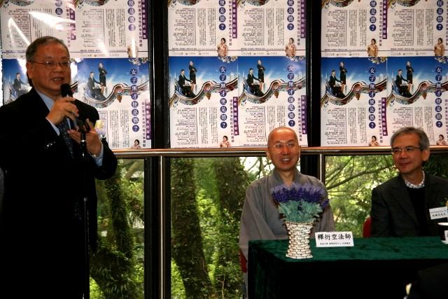 3月3日，(左起)李焯芬教授、衍空法師、林煥光先生主持開幕式