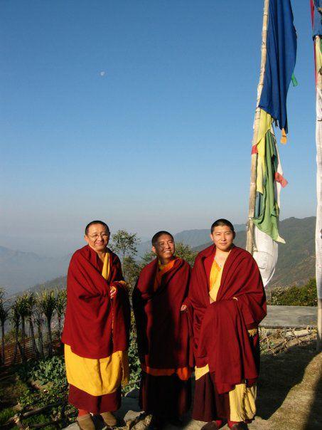 秋吉尼瑪仁波切(左)與弟弟──竹巴噶舉的重要上師Tsoknyi Rinpoche(中)，以及姪兒──達隆噶舉法主Phakchok Rinpoche(右)