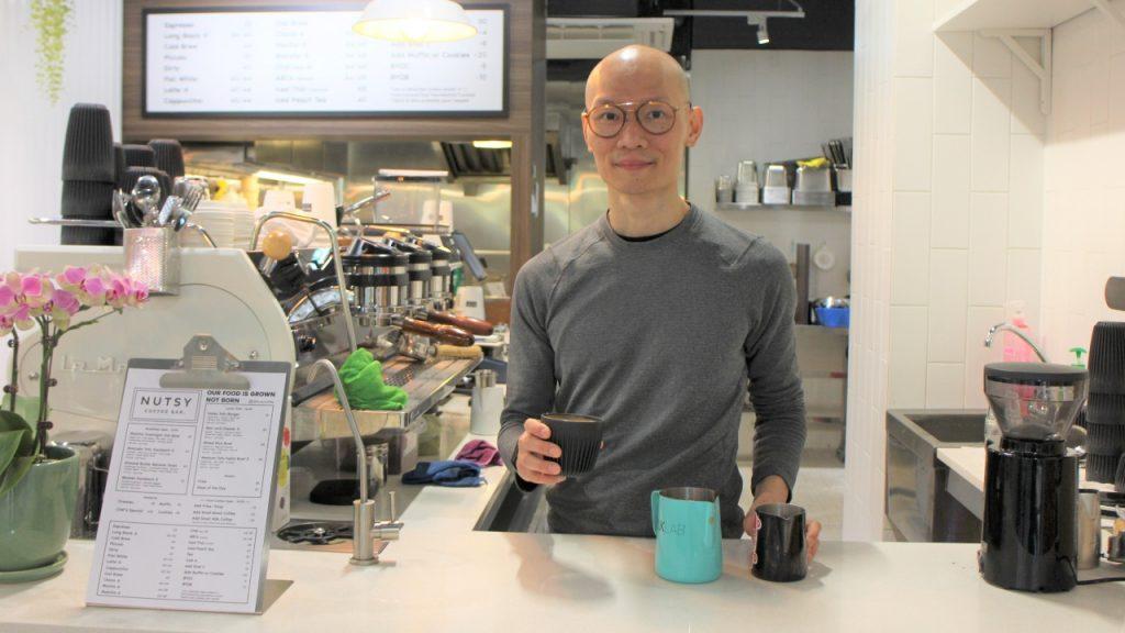 「Nutsy Coffee Bar」店主Gary早年留學澳洲，很喜愛當地的咖啡文化；至2015年開始在鰂魚涌經營咖啡小店，希望將咖啡「平民化」。茹素後，他更積極推廣純素咖啡及素食文化，今次「亞洲素食展」，他會帶同店內招牌的咖啡及自家製甜點和大家分享。