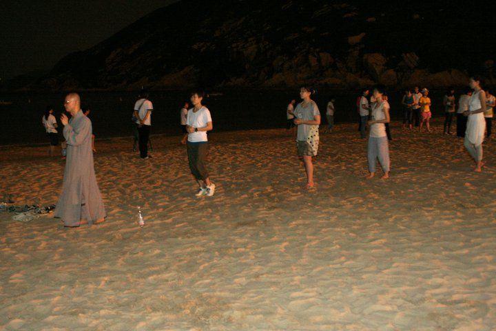 法師帶領學員在海邊體驗慢步經行