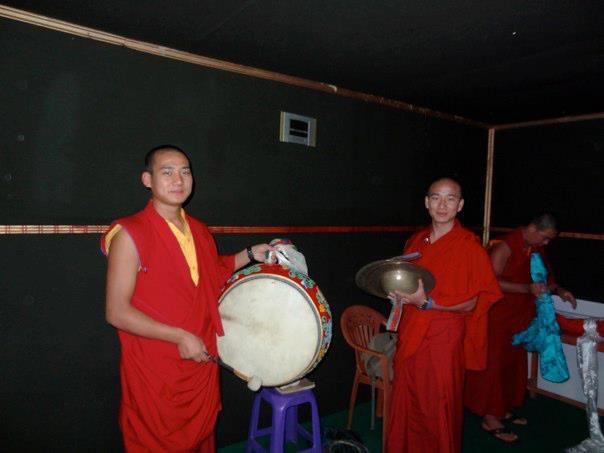 達蘭薩拉TIPA錄音室內，眾喇嘛灌錄唱誦