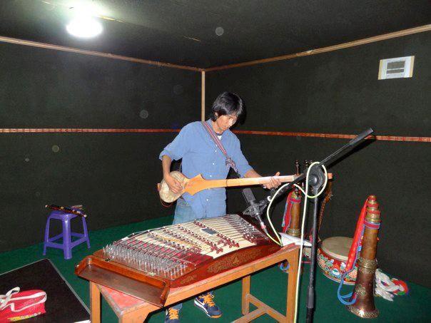 達蘭薩拉TIPA錄音室內，藏族樂手演奏西藏樂器