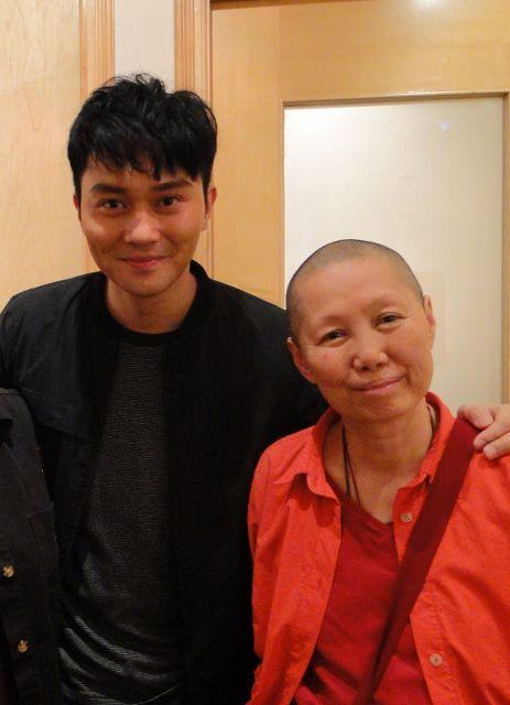 於香港灌錄唱誦的歌星張智霖(左)與發起製作此曲的Ani Choekyi (右)