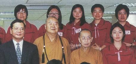 1999年秋，星雲大師與香港佛教學院學生合照。
