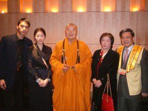作者和家人在紅磡香港體育館貴賓室與星雲大師合照（攝於2003年）。右起作者駱湛才博士、駱夫人、星雲大師、作者兒子James 和女兒Irene。