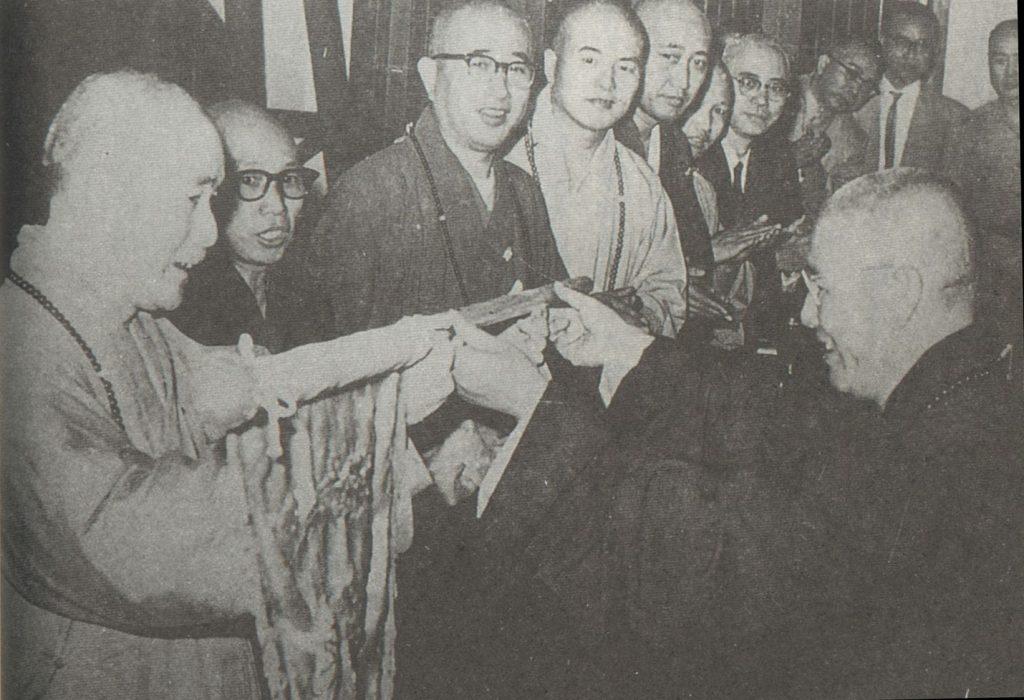 1955年，「影印《大藏經》環島宣傳團」由東初老人（左三）、南亭法師（左一）、道安法師（左二）、星雲法師（左四）、煮雲法師（左五）等組成，帶領信眾環島宣傳布教。（《人生》雜誌資料）
