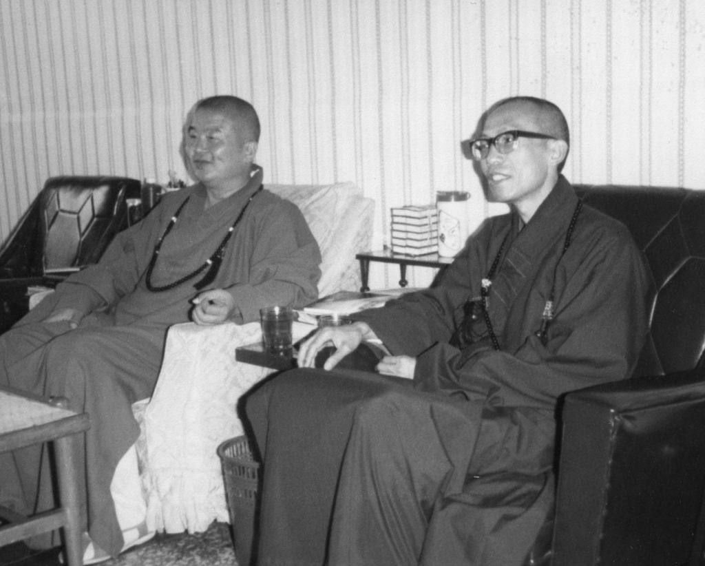 1980年，聖嚴法師（右）參訪佛光山，星雲長老（左）接待法師。（《人生》雜誌資料）