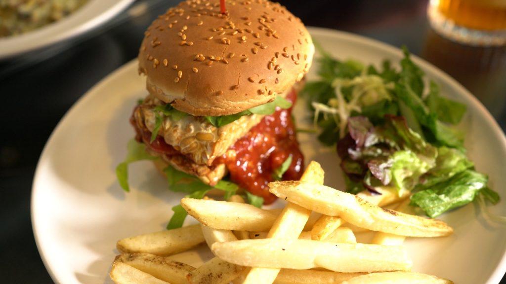 天貝素漢堡配沙津菜及薯條，一道菜式已包含蛋白質、維他命、纖維、澱粉質等不同營養元素。
