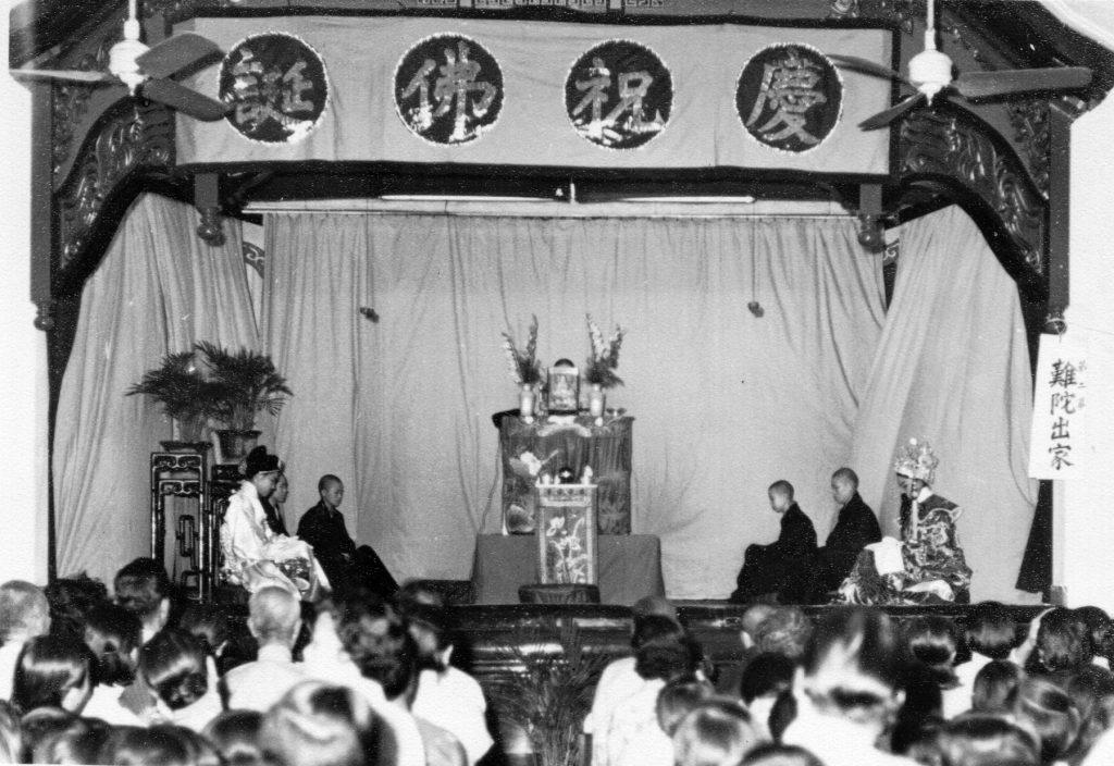 在學校禮堂表演佛化話劇，是東蓮覺苑寶覺學校早年慶祝佛誕的重頭戲。（佛門網藏）