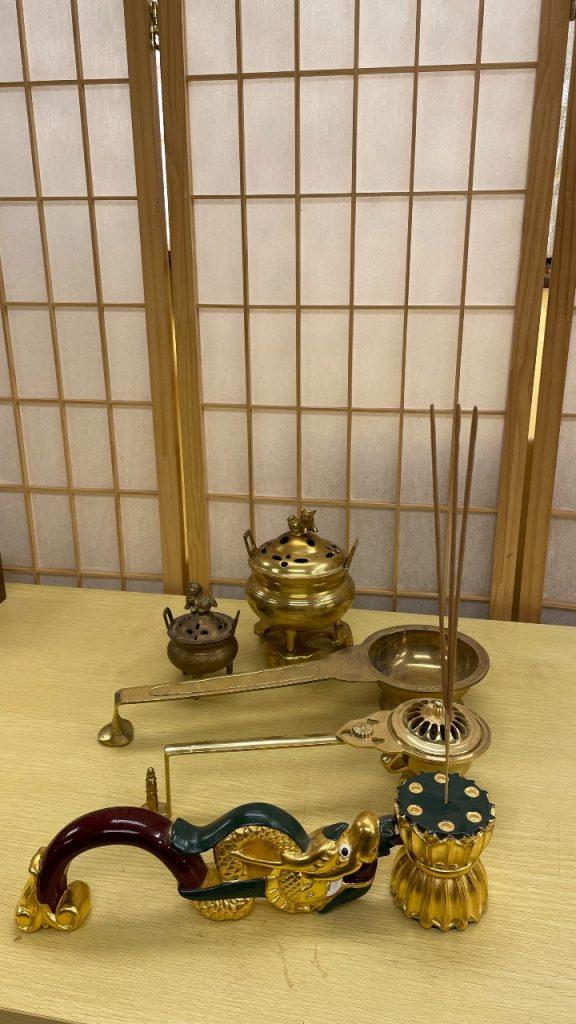 Aaron為我們介紹香爐和法器。佛教法會常用的手爐，最前的是現代版（龍頭），中間的是仿古版，後面的是來自印度的手爐。（拍攝：希妮窩）