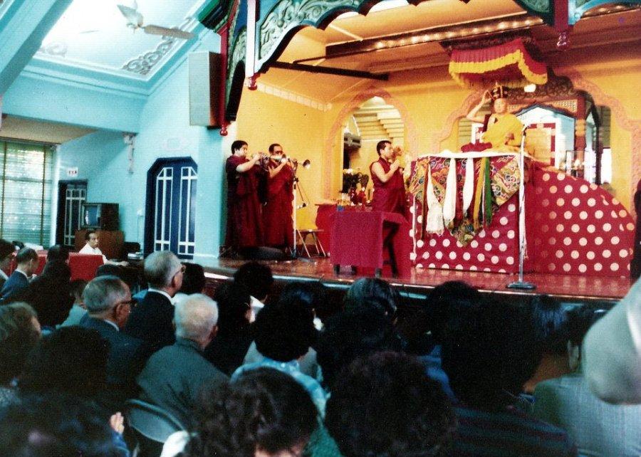 1980年，第十六世噶瑪巴(右方坐台上者)於東蓮覺苑展示黑寶冠