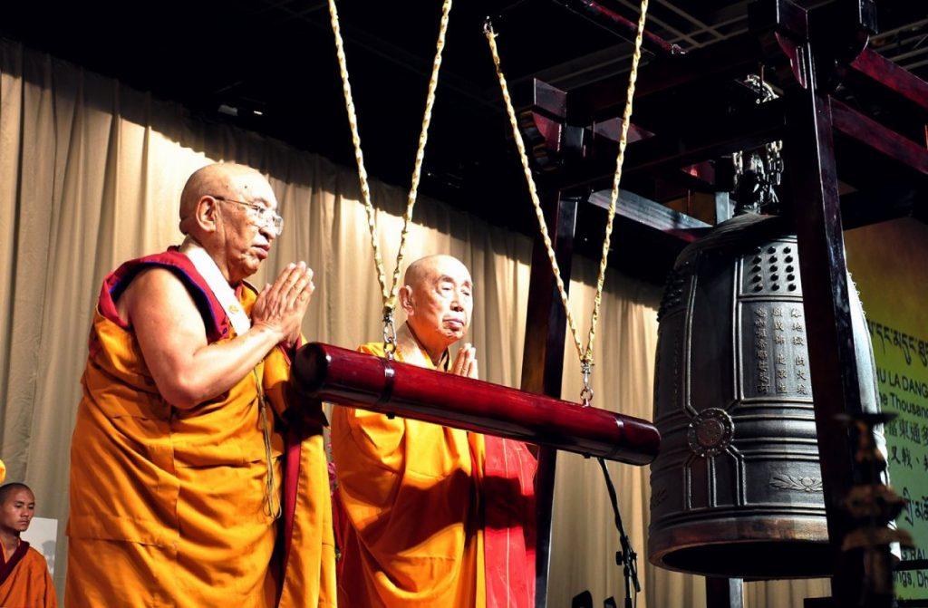 創古仁波切(左)、覺光長老(右)於開幕禮上主持敲鐘儀式