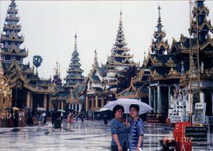 傳燈法師尚未出家，在緬甸學習時，與媽媽在大金塔前留影。