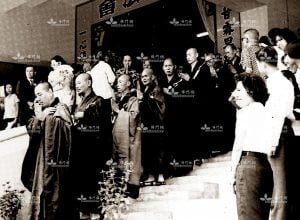 1963年的「香港佛教同人聯合祈雨大會」,規模之大、信眾之多,空前僅見。(筆者藏)