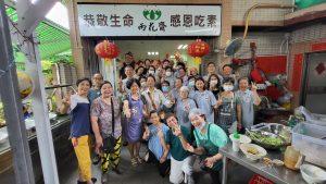 素食教煮Ken Kwong帶領他的「素食兵團」，聯同元朗「雨花齋」及「長者樂」一眾義工合辦慈善長者宴，向老友記致意。