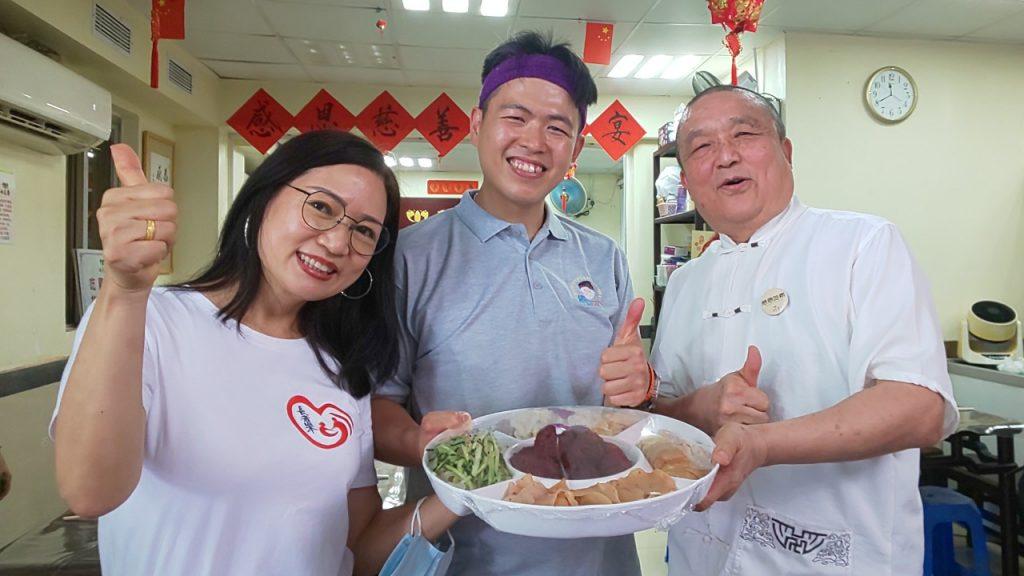 （左起）「長者樂」創辦人田羽瑤小姐、素食教煮Ken Kwong及「雨花齋」發起人陳大家長今次有緣一起合辦慈善長者素宴，他們最感恩是一眾義工的無償參與，才能成就美事。