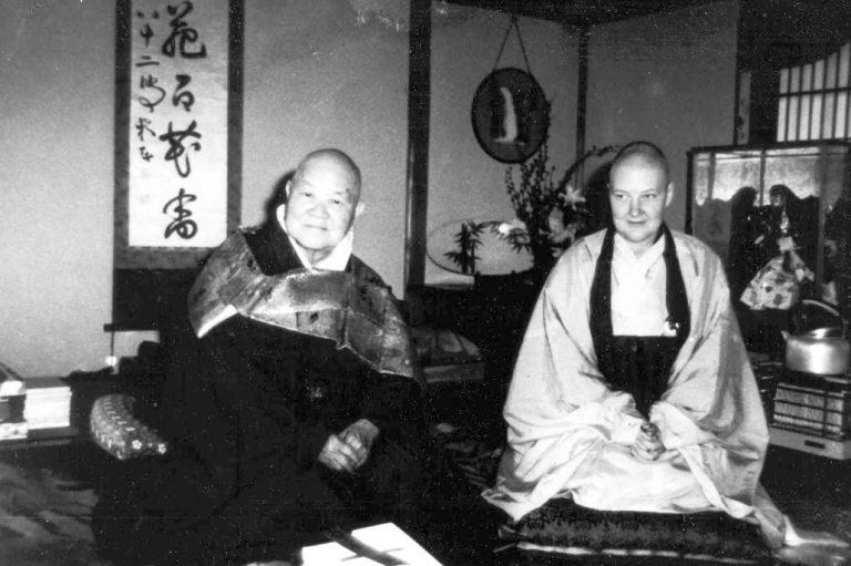 Jiyu-Kennett禪師（右）與師父Master Keido Chisan Koho(圖片提供：Shasta Abbey）