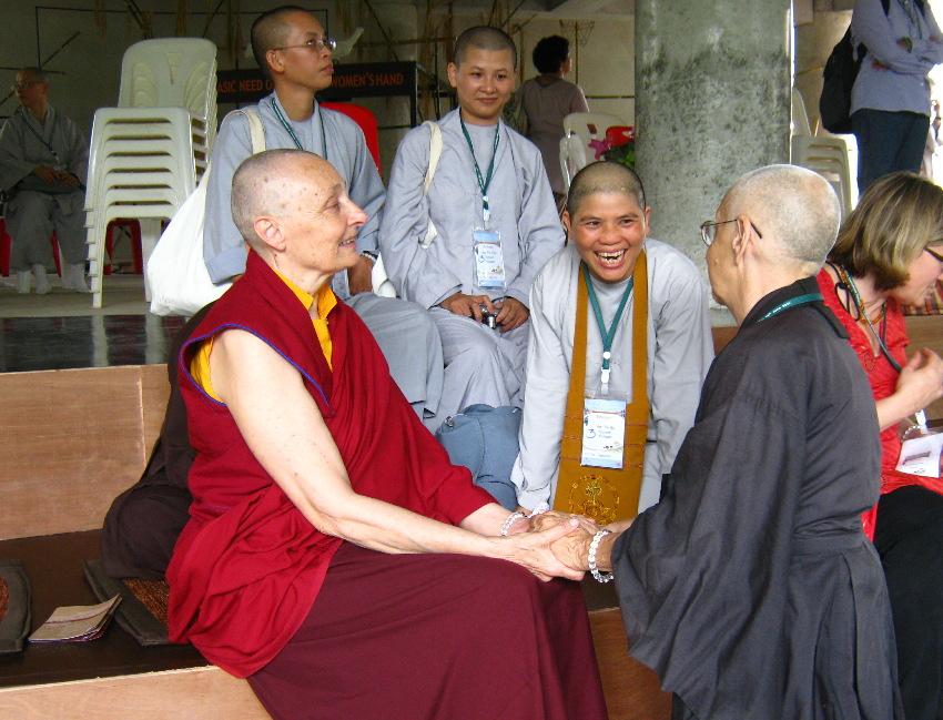 丹津葩默尼師（前左）與其他尼師攝於第12屆國際佛教善女人大會工作坊中