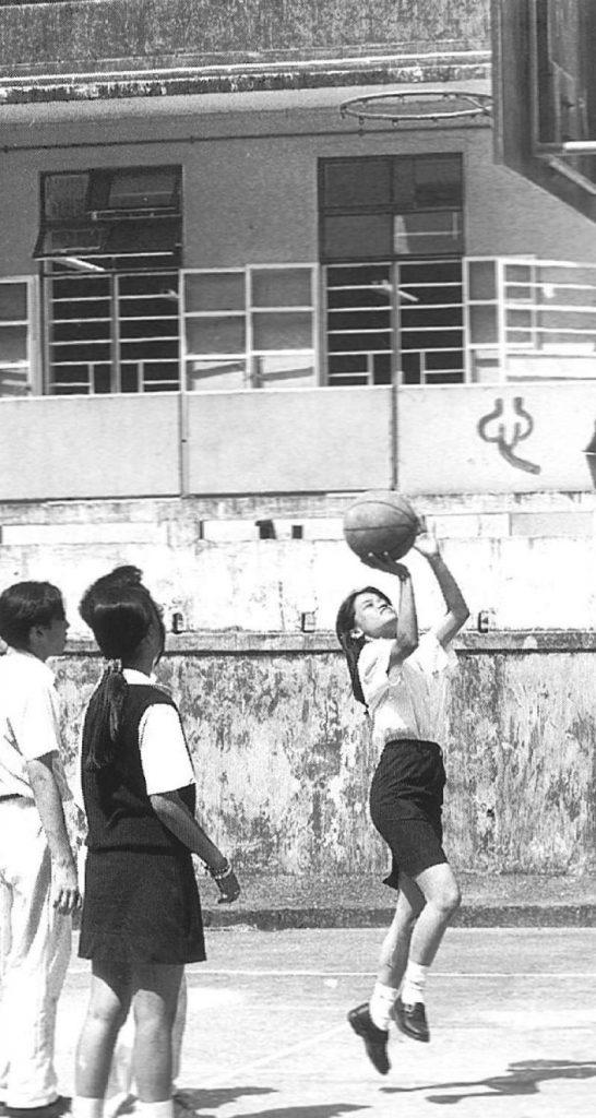 學生在運動場上打籃球