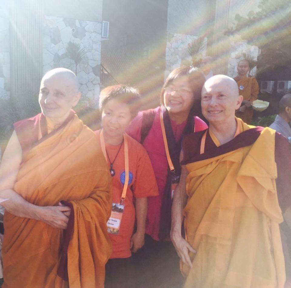 左一為傑尊瑪丹津葩默（Jetsunma Tenzin Palmo），右一為慧空法師（Karma Lekshe Tsomo），攝於印尼第十四屆會議。（由受訪者提供）
