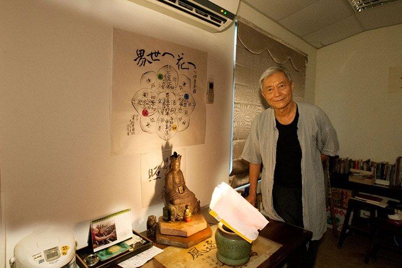 奚淞毛筆繪畫的《一沙一世界》,以曼陀羅花形象來表達他對諸佛世界及萬法心性的看法。
