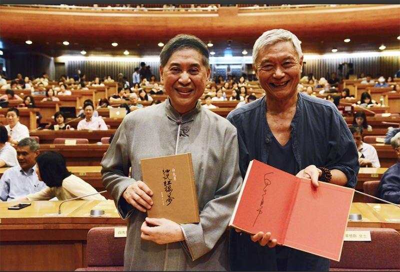 奚淞與作家白先勇是相識四十年的知己,成就同樣斐然。圖為7月時攝於《白先勇細說紅樓夢》新書發表會上。(圖:黃銘昌)