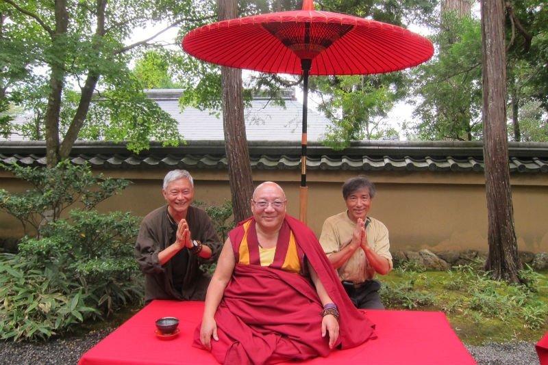 東由仁波切(中)定期來台弘法,奚淞和友人著名畫家黃銘昌(右)都是他的弟子。(圖:黃銘昌)