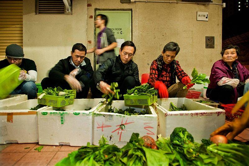 在某次香港樂施會的項目中,Bernard 和一群年輕的CEO到深水埗挑菜,回收送給獨居老人,為他們送上溫暖。
