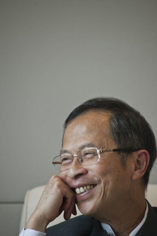 議事堂上長期繃緊的神色,這刻盡皆開顏舒展,釀成濃濃笑意。