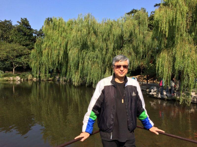 康榮是位已退休的資深傳媒人,於2003年皈依三寶,法號淨土居士,決心弘揚淨土法門。