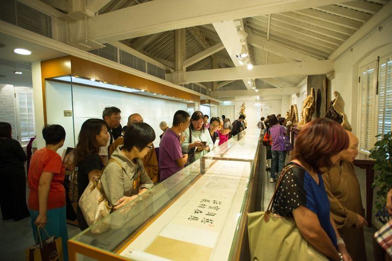 開幕當天，大家聚在饒宗頤文化館，仔細觀摩和欣賞書畫和木雕。
