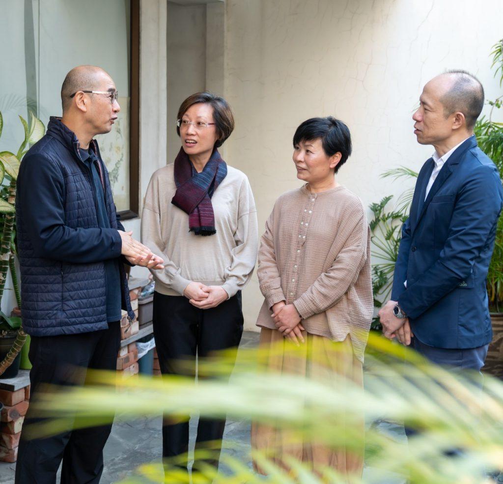 首批獲取專業佛法輔導員資格的人士：莊銳輝、Yung、黃惠雯、余偉亮（左至右）（圖片提供：香港佛教）。