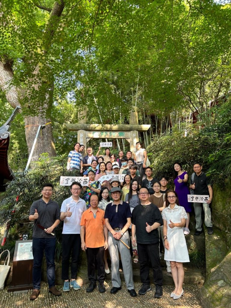 香港西泠學堂師生於西泠印社牌坊前。(集古齋提供)