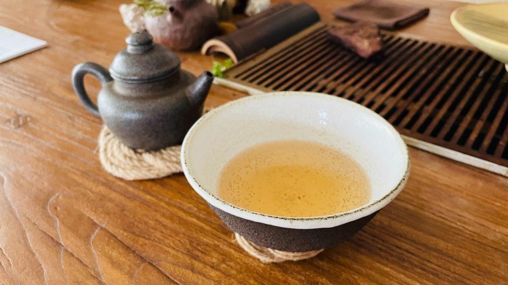 白院子展現一種不拘泥形式的茶道，讓人逐步專注，並深入體驗茶的質感與力量（圖：希妮窩）。
