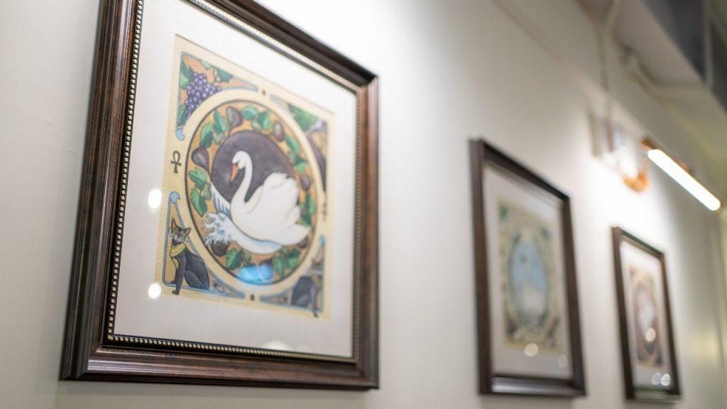 舊店原有三幅以法國新藝術運動風格繪畫的天鵝掛畫，繼續掛在新店當眼之處。惟新店沒有太多地方放置藝術畫作，他們將新創作放上社交平台和客人分享，繼續將素食和藝術結合。

