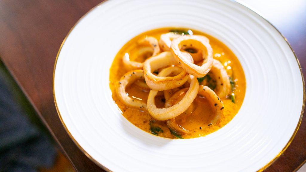 意大利佛羅倫斯名菜「齊米諾魷魚」，以杏鮑菇切成魷魚模樣；伴上以新鮮番茄炆製而成的傳統「Zimino」醬汁，鮮味十足。
