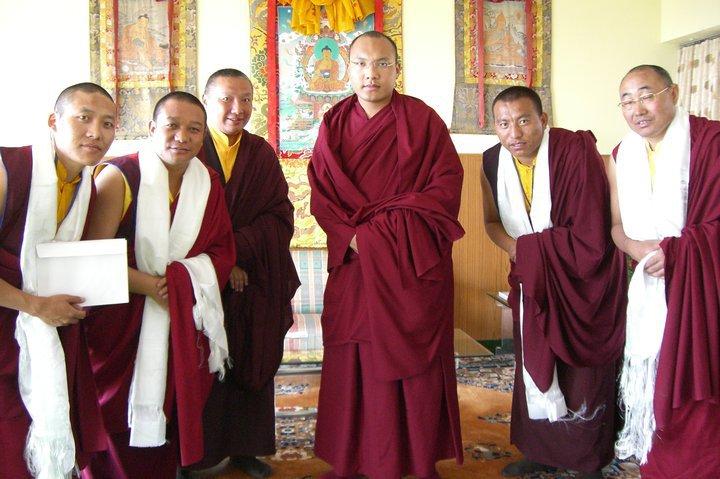 第17世大寶法王烏金聽列(中)與蘇曼迦旺仁波切(左三)及蘇曼寺眾喇嘛