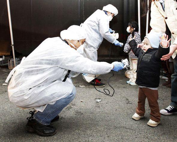 一名從日本福島第二核電站附近撤離的兒童正在接受核輻射檢查。